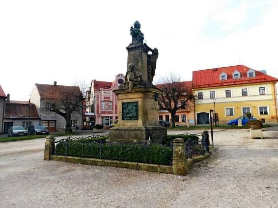 Památník K. J. Erbena na náměstí v Miletíně | Drobné památky 