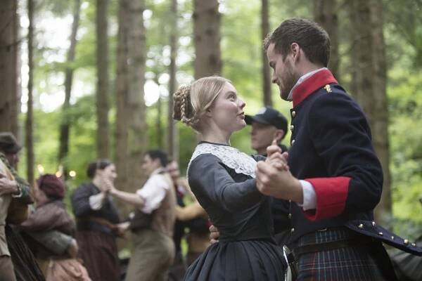 Viktorie - Král za vodou - Z filmu - Nell Hudson, Murray Fraser