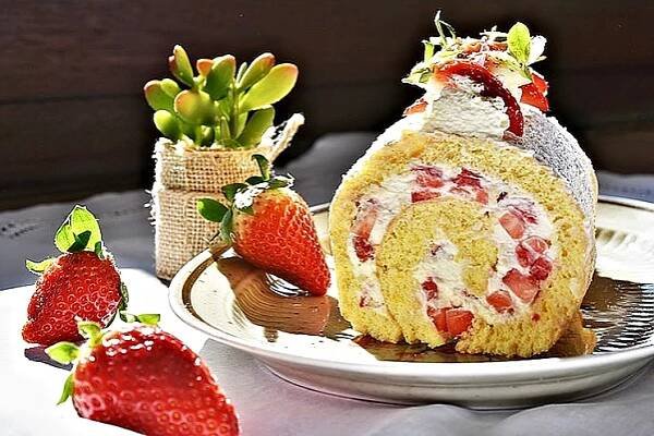 Recept : Piškotová roláda plněná šlehačkou a jahodami