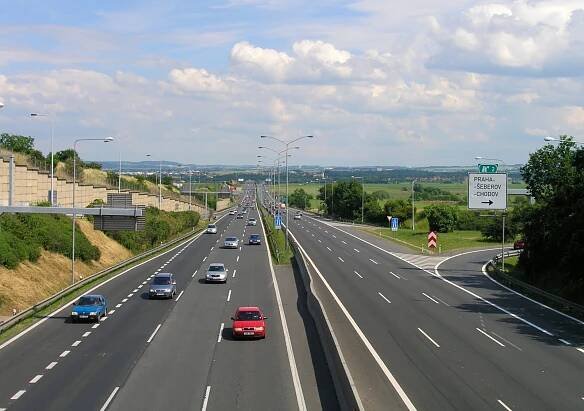 Dálnici D1 u Průhonic uzavřela nehoda čtyř aut se zraněním
