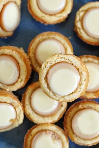 Mini Blondie Bites with Toffifee | Bake to the roots