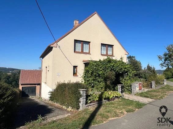 Prodej rodinného domu 5+1 se dvorem, zahradou a terasou, obec Pamětice, okres Blansko