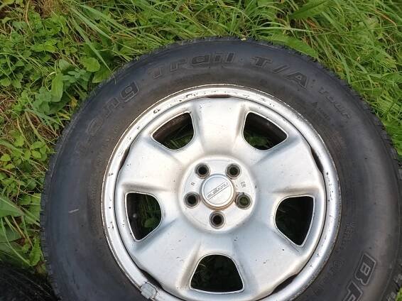 Prodám sadu 4 kol užívaných u Subaru Forester: plechové disky 6J x 15 ET48 (5otvorů) se zimními pneu BF Goodrich long trail