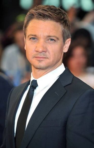 FOTO: Herec Jeremy Renner. – stránka 21