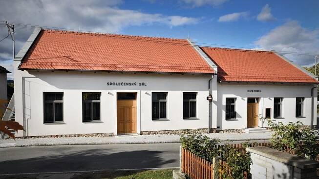 Obecní dům U Muchů má dvě tváře. Jednu venkovskou a druhou moderní