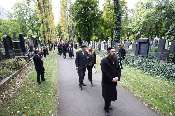 Židovský pohřeb zpěvačky Yvonne Přenosilové (†76): Jarmulky, »ztracený« syn a slzy kamarádky Filipovské