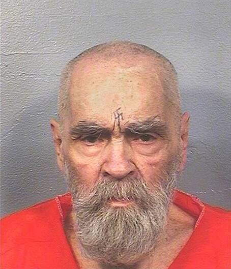 Ve vězení zemřel vrah Charles Manson. Samotářský šílenec, jehož "rodina" zabila generaci hippies