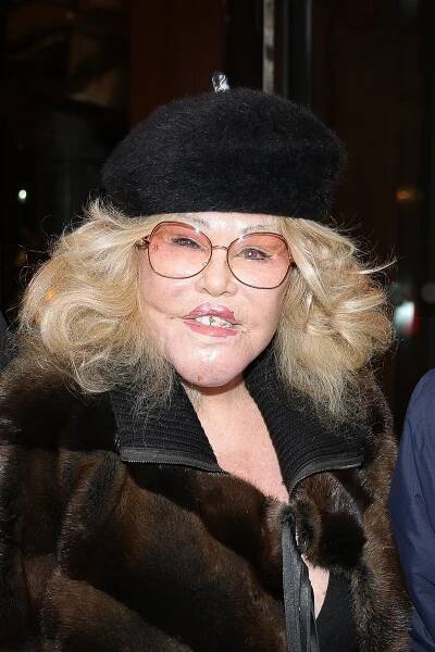 Zemřela „kočičí žena“ Jocelyn Wildenstein (†84). Vytoužené svatby se miliardářka nedočkala, extrémní plastiky popírala