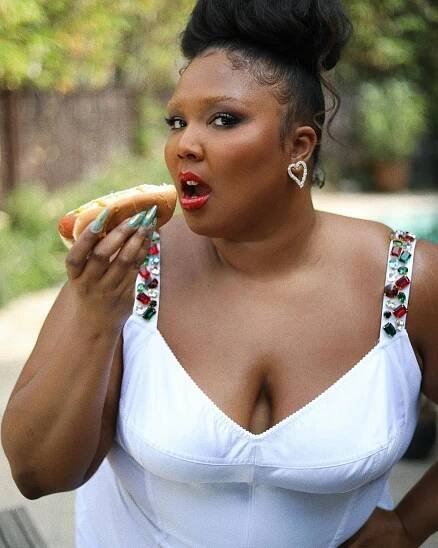 Paris Hiltonová, Sydney Sweeneyová a Lizzo... Hvězdné kovbojky na festivalu!