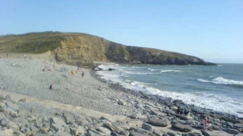Na pláži ve Walesu trčely z písku kosti. Dinosaurům nepatřily, byly lidské