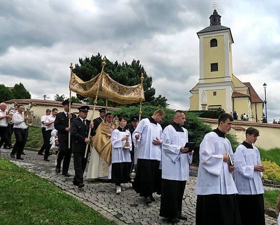 Průvod "Božího Těla" – Farnost Hradčovice 