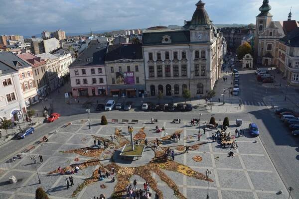 Masarykovo náměstí zkrášlí přírodní koberec. Land art oslaví 120 let Michalova