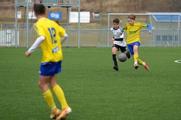 Mladí fotbalisté Zlína (žluté dresy) si v 19. kole Moravskoslezské žákovské ligy poradili s Karvinou po výsledku 4:1.