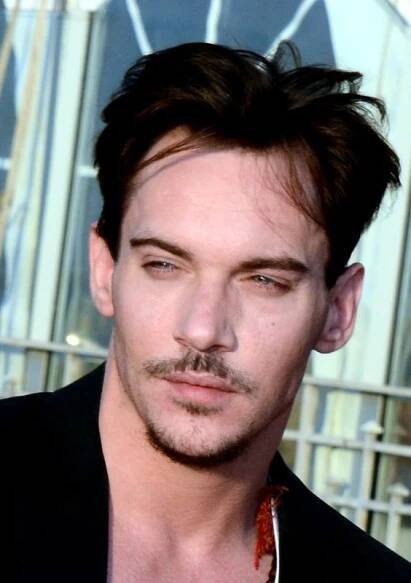 Soubor:Jonathan Rhys Meyers Cabourg 2013.jpg – Wikipedie