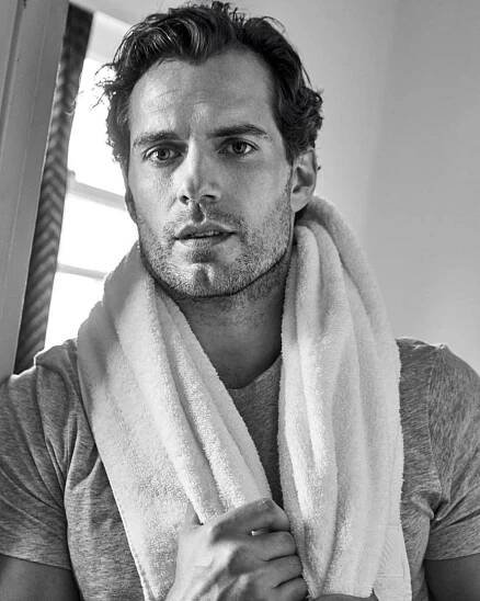 Zaklínač Henry Cavill se zranil: Natáčení dlouho očekávaného fantasy se odkládá na příští rok