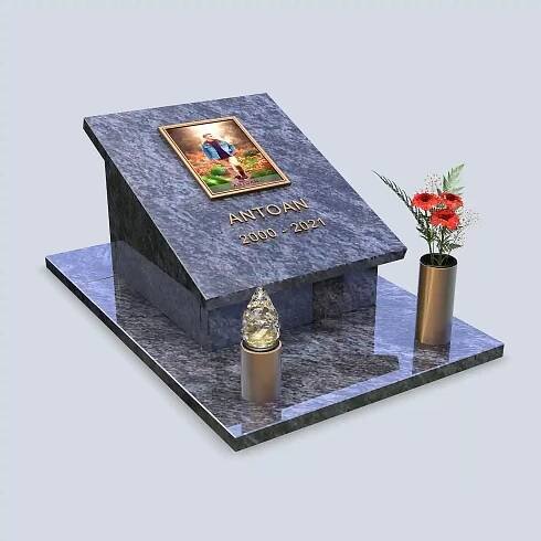 Urnový pomník s epitafnou doskou na ktorej je nápis, fotka a žulová podložka