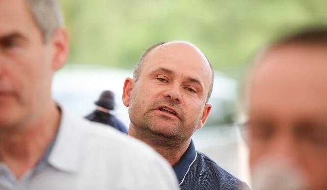 Dědek cinká měšcem pro stavbu nové arény. Na závodišti. Pozemky ale patří městu