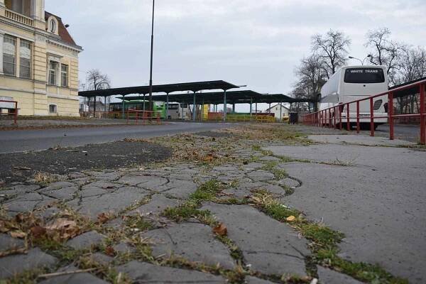 FOTO: Autobusové nádraží v Teplicích chátrá už přes 30 let. Co s ním bude?
