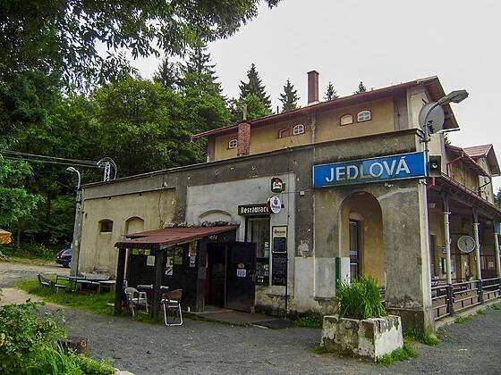 Stanice Jedlová byla postavena na samotě uprostřed lesů v Lužických horách v...