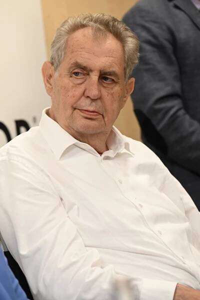 FOTO: Miloš Zeman na autogramiádě knihy Spiknutí. – stránka 207