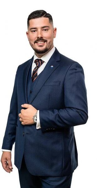 Remax Delux