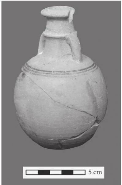 FIG. 51.4 ‘Cypro-Phoeniciar juglet (P135) from Khirbat al-Mudayna with dark-brown- painted lines on an unslipped burnished surface (photo Bernard Haberstroh, courtesy Wadi Thamad Project) 