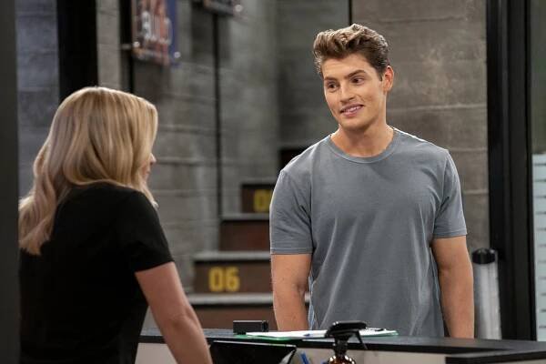 Pěkně chytré - No to snad... jen se na to podívejte! - Z filmu - Gregg Sulkin