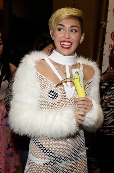 Oblékne se ještě někdy? Miley Cyrus dorazila na párty zase téměř nahá