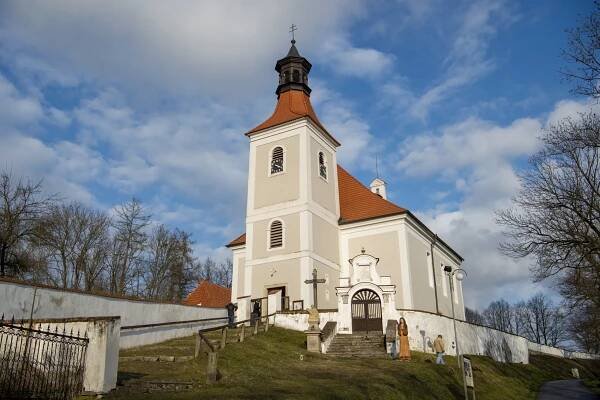 Doudlebští vystavili Boží hrob. Velikonoční památka ze sklíček je unikátem