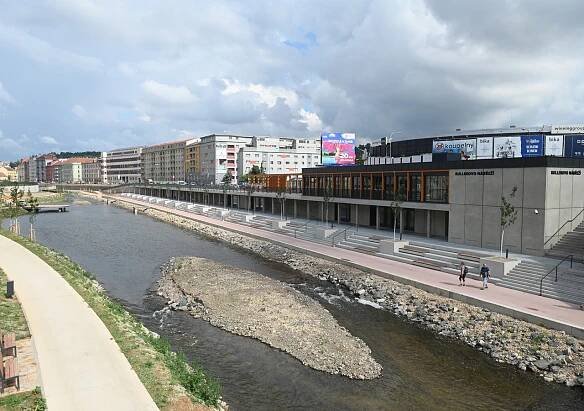 Protipovodňová opatření na Poříčí jsou hotová. Chrání před velkou vodou a zároveň otevírají řeku lidem - Urban centrum