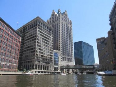 File:Downtown Milwaukee from the Milwaukee River.jpg