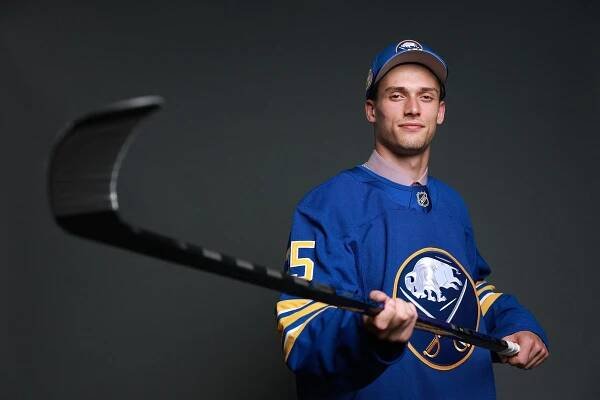 Mrtka podepsal první smlouvu v NHL. Vysloužil si tím miliony