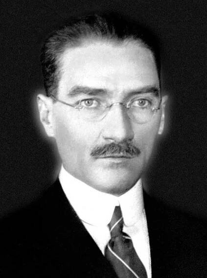 Salon Kıyafetleri - Levon Kordonciyan - en-ataturk