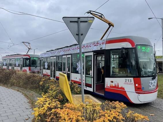 První tramvaj s novou LED výzdobou už jezdí Olomoucí