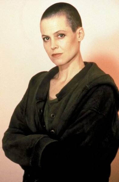 Jednou z nejslavnějších plešatých star byla hrdinka akčního filmu Vetřelec. Sigourney Weaver se oholila právě kvůli své nejslavnější roli.