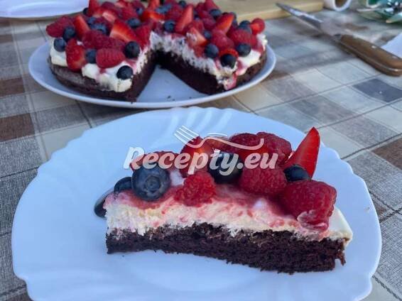 ᐉ Kakaový koláč s mascarpone a lesním ovocem - recepty.eu