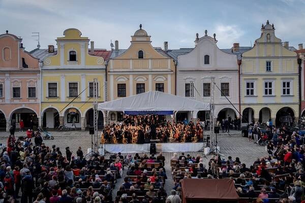 Piráti z Karibiku i Pán prstenů. Melodie z filmů zazní na náměstí v Telči