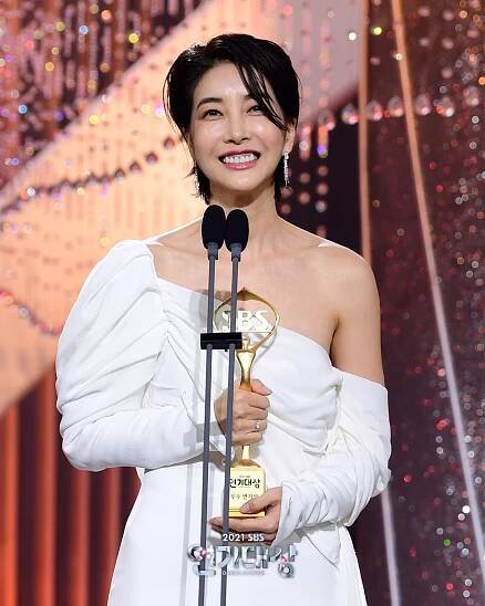 Aj v roku 2021 prinášala SBS divákom pôžitok. Ktoré z jej drám získali 2021 SBS Drama Awards? - Asianstyle
