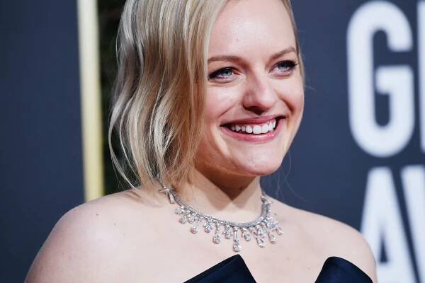 Elisabeth Moss’ Grunge Makeup Tells A Cautionary Tale In Her Smell