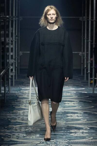 PRADA F/W25 a hranice ženskosti - Fashion Week | Top Fashion