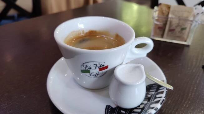 Do Caffé Trieste se můžete těšit na kávu z italské pražírny i chutné dezerty - Médium.cz