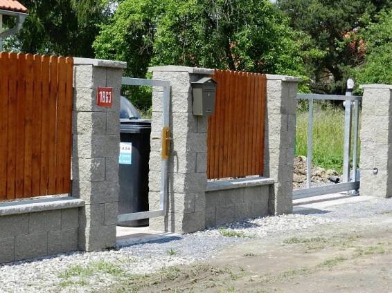 Plot z betonových tvárnic, dřevěná plotová pole v Úvalech – Protoria s.r.o.