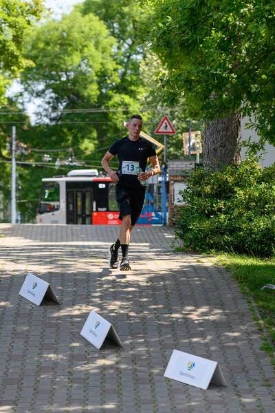 Horký půlmaraton okolo Prahy 4 (začal i) skončil u Vltavy v loděnici olympijských šampionů