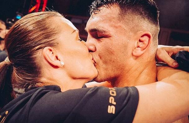 Drsní hoši s dobrým srdcem. Boxer Ducár vydražil pás a rukavice pro chlapce se srdeční vadou, přidal se i soupeř