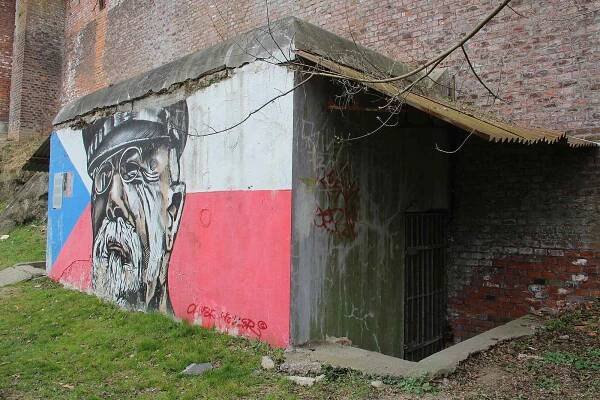 Vchod do bývalého krytu civilní ochrany v olomouckých Bezručových sadech
