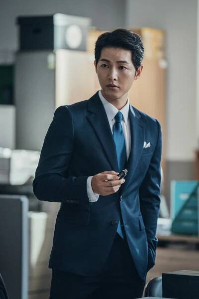 Song Joong Ki nebyl spokojen se svou italštinou, při natáčení Vincenza se však skvěle bavil. Padouchům přál krutý trest