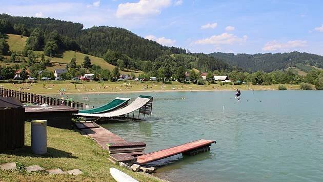 Valašský Balaton: jezero s průzračnou vodou a spoustou radovánek láká i cizince
