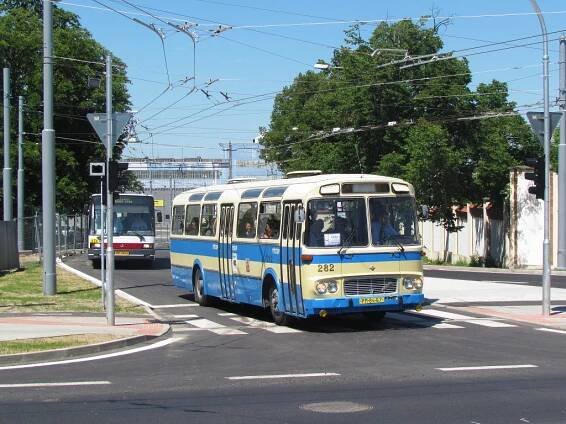 Karosa ŠL 11 následovaná 21 ab opouští areál nového depa Karlov a jako linka H směřuje k tramvajové vozovně. 7.6.2014, Zdeněk Kresa.