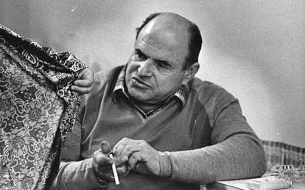 Naučit se text nedokázal, a tak mluvil, jak mu ‘zobák narost‘. Jak se zrodil prototyp českého taťky. Tajnosti slavných