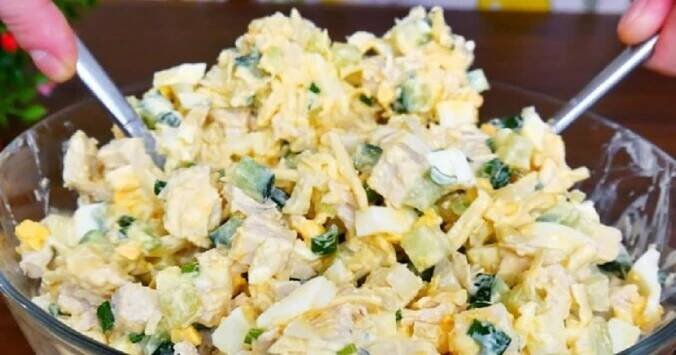 TOP recept: Tento lehký salát s kuřecím masem je lepší, než jakákoliv kupovaná verze. Lahodnější recept v Česku nikdo nezná